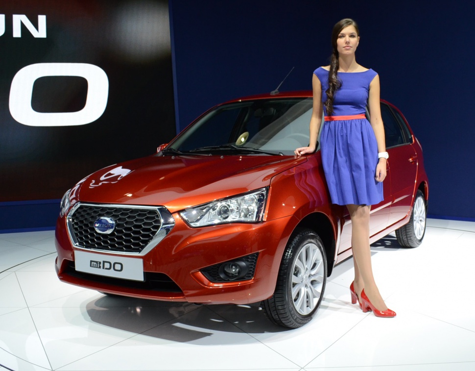 Front grille, headlight design, and fog light setup of a hatchback