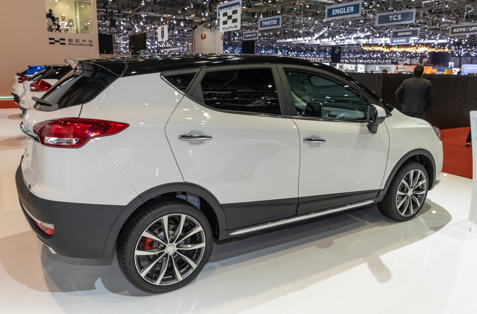 Side view of a two-tone roof crossover with sporty alloy wheels