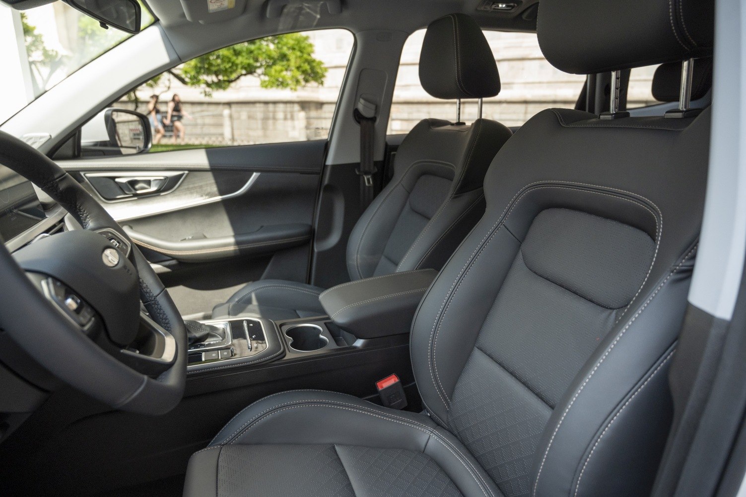 Premium leather seats with contrast stitching and central armrest console.