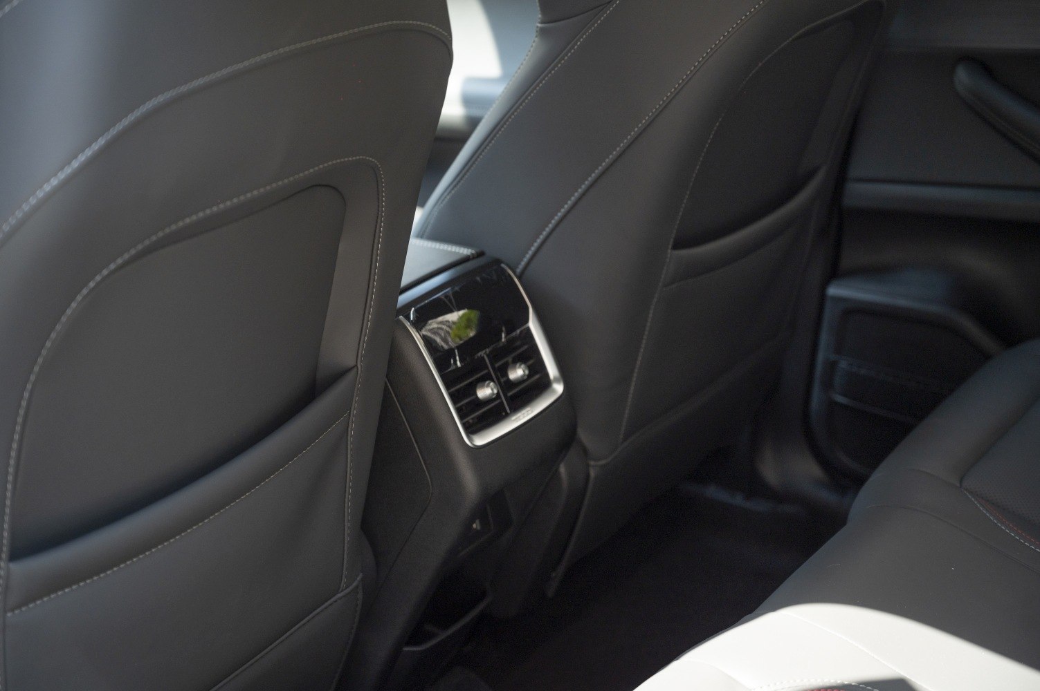Rear air conditioning vents and black leather front seatbacks