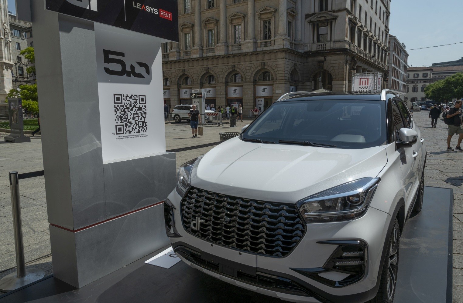 Front fascia with large grille and sleek LED headlights