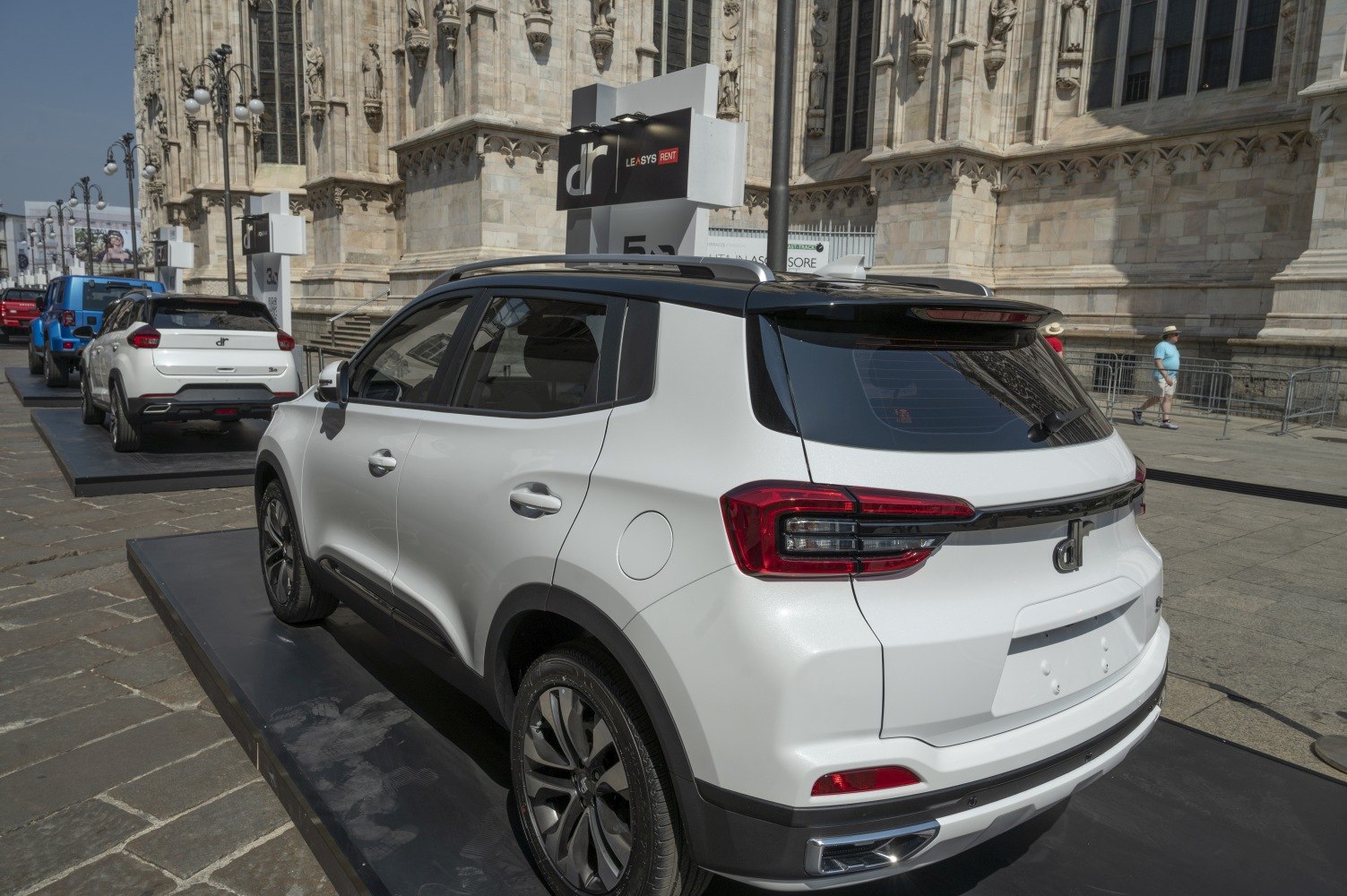 SUV rear and side view with modern taillights and roof rails