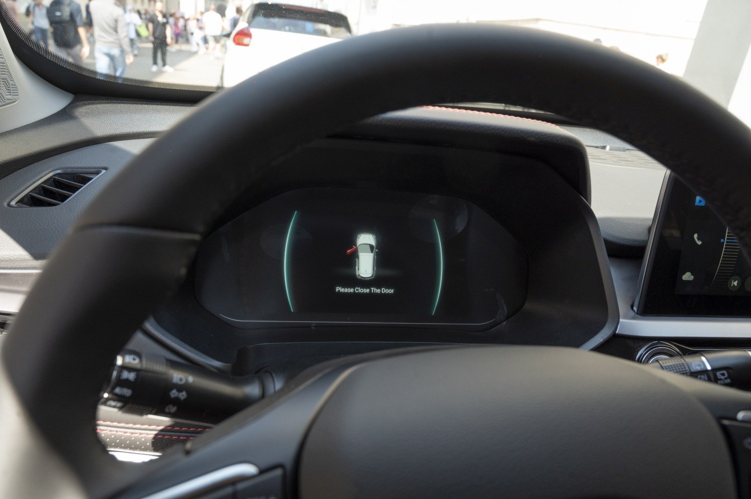 Digital instrument cluster with door open warning