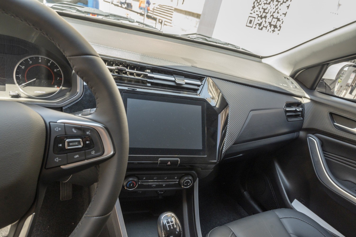 Touchscreen display, manual gear shift, steering wheel controls