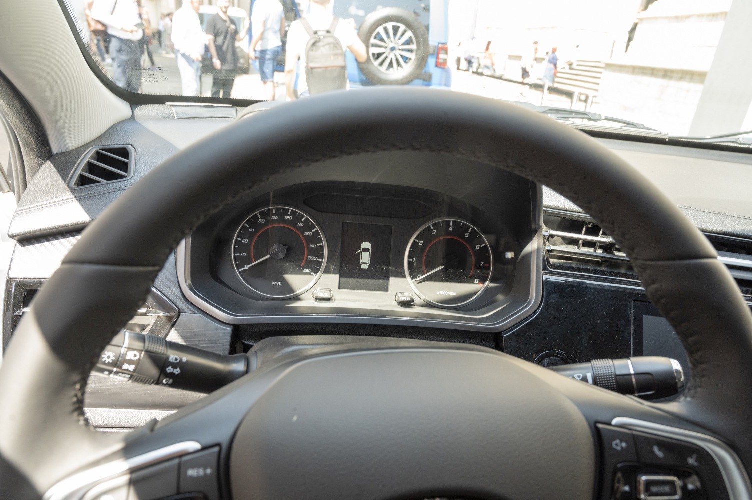 Instrument cluster with speedometer and tachometer, multifunction steering wheel controls