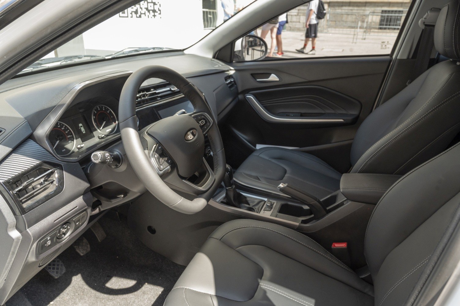 Dashboard layout and steering wheel with front seats