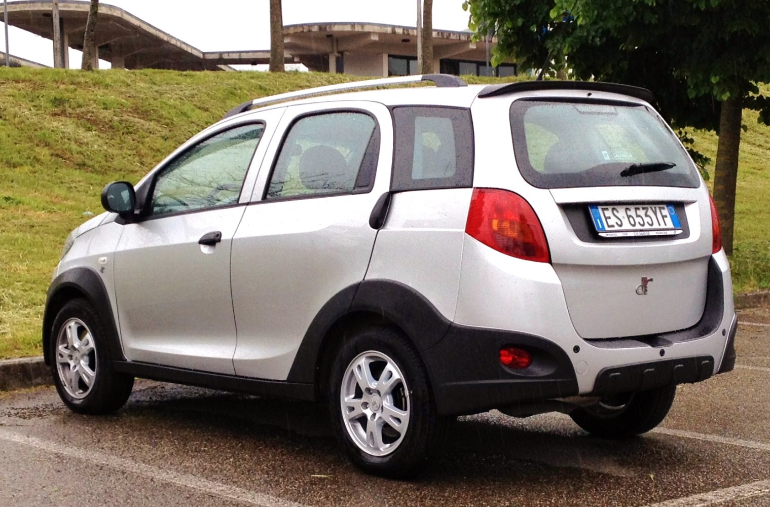 Rear side view of compact SUV with black cladding and alloy wheels