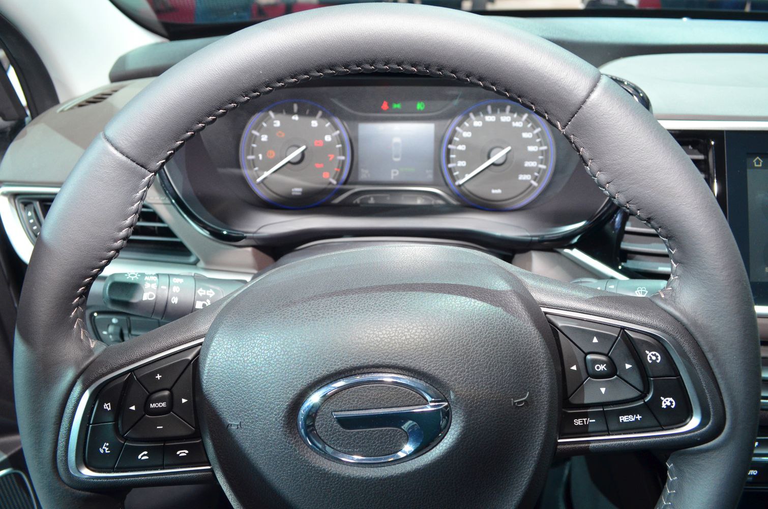 Steering wheel with control buttons and instrument cluster