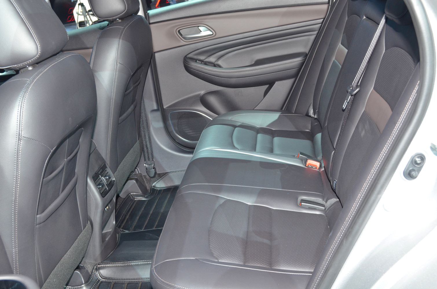 Rear black leather seats with door panel and rear ventilation