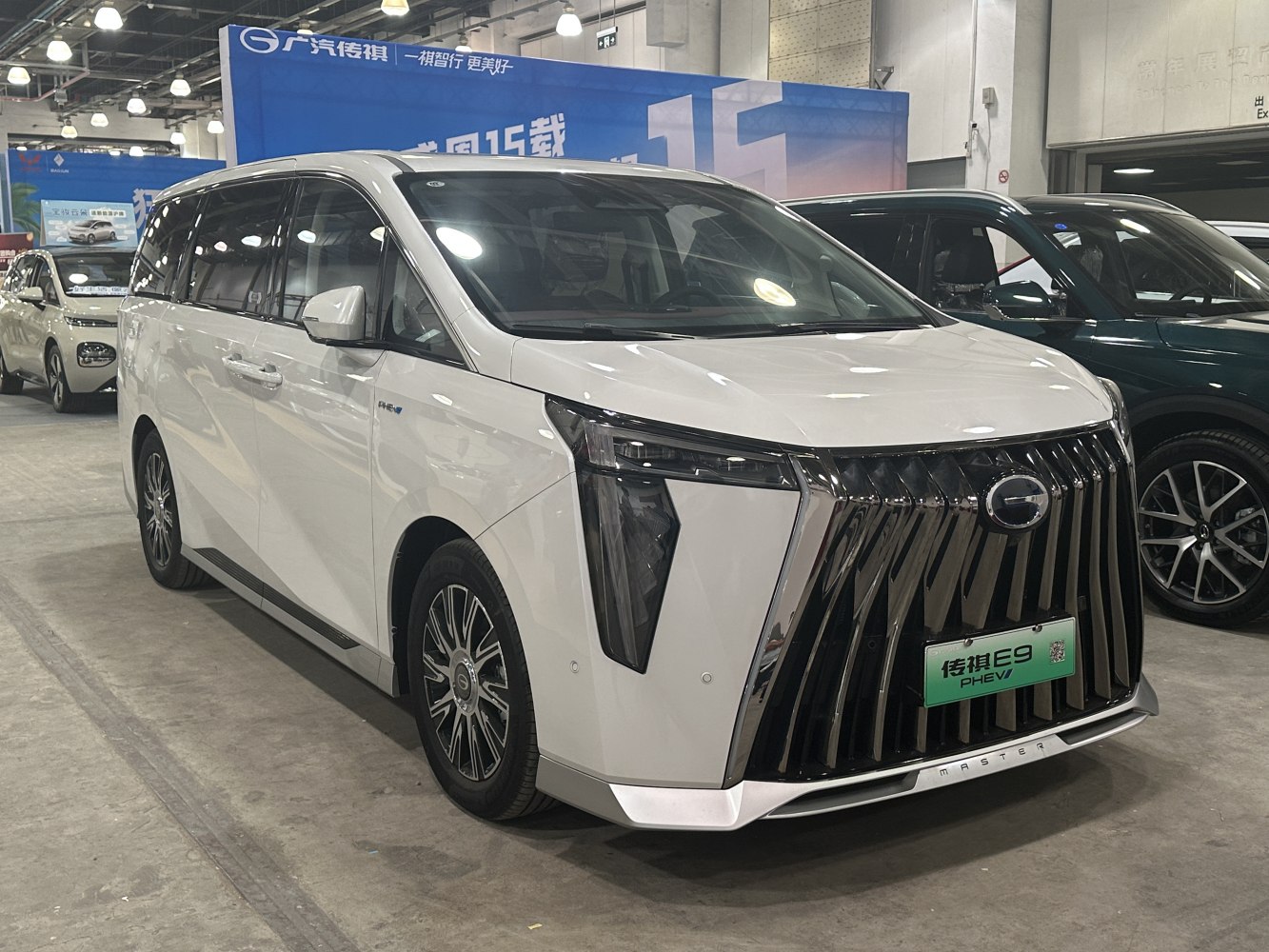 Front view of MPV with vertical grille and LED headlights