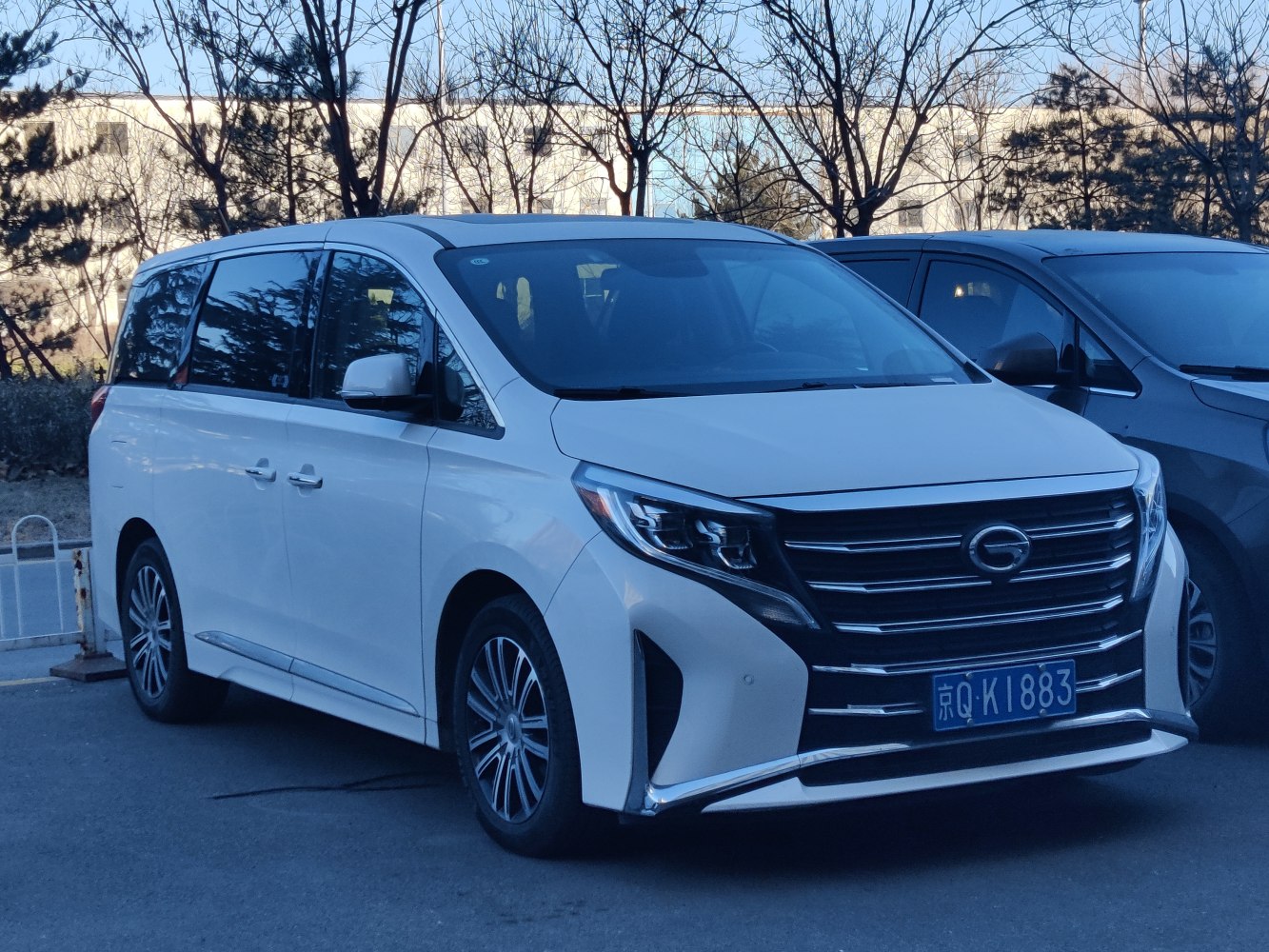 Facelift luxury minivan with bold grille and LED headlights
