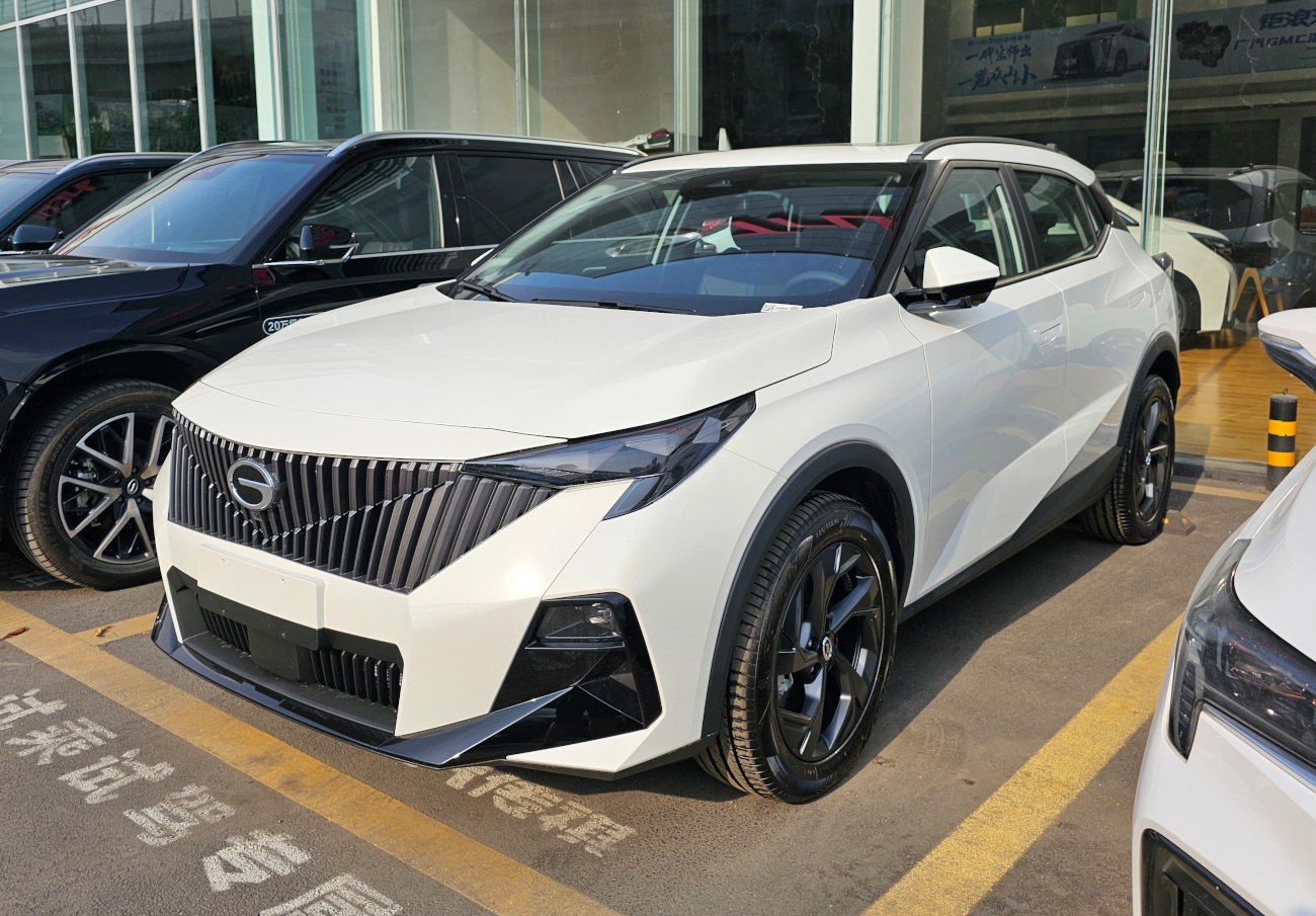 Vertical grille with angular LED headlights on compact SUV front