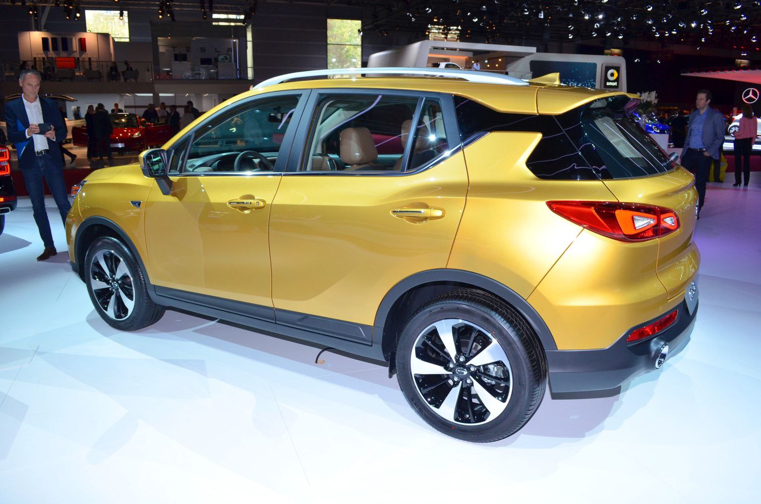 Side profile with alloy wheels and roof rails