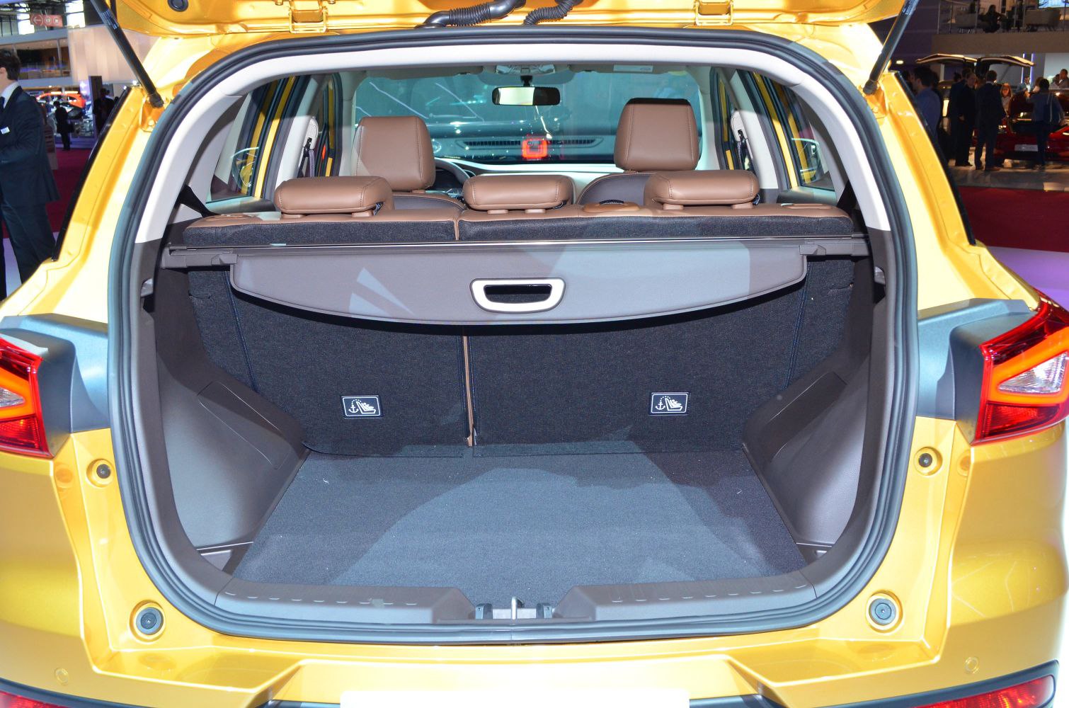 Rear cargo space with retractable cover and split-folding rear seats inside a compact SUV