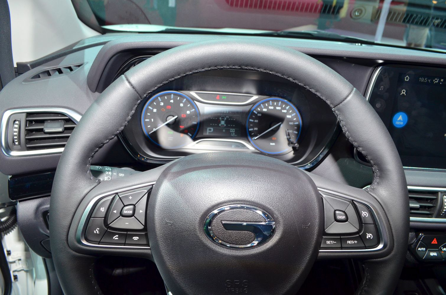 Car steering wheel with instrument cluster and control buttons