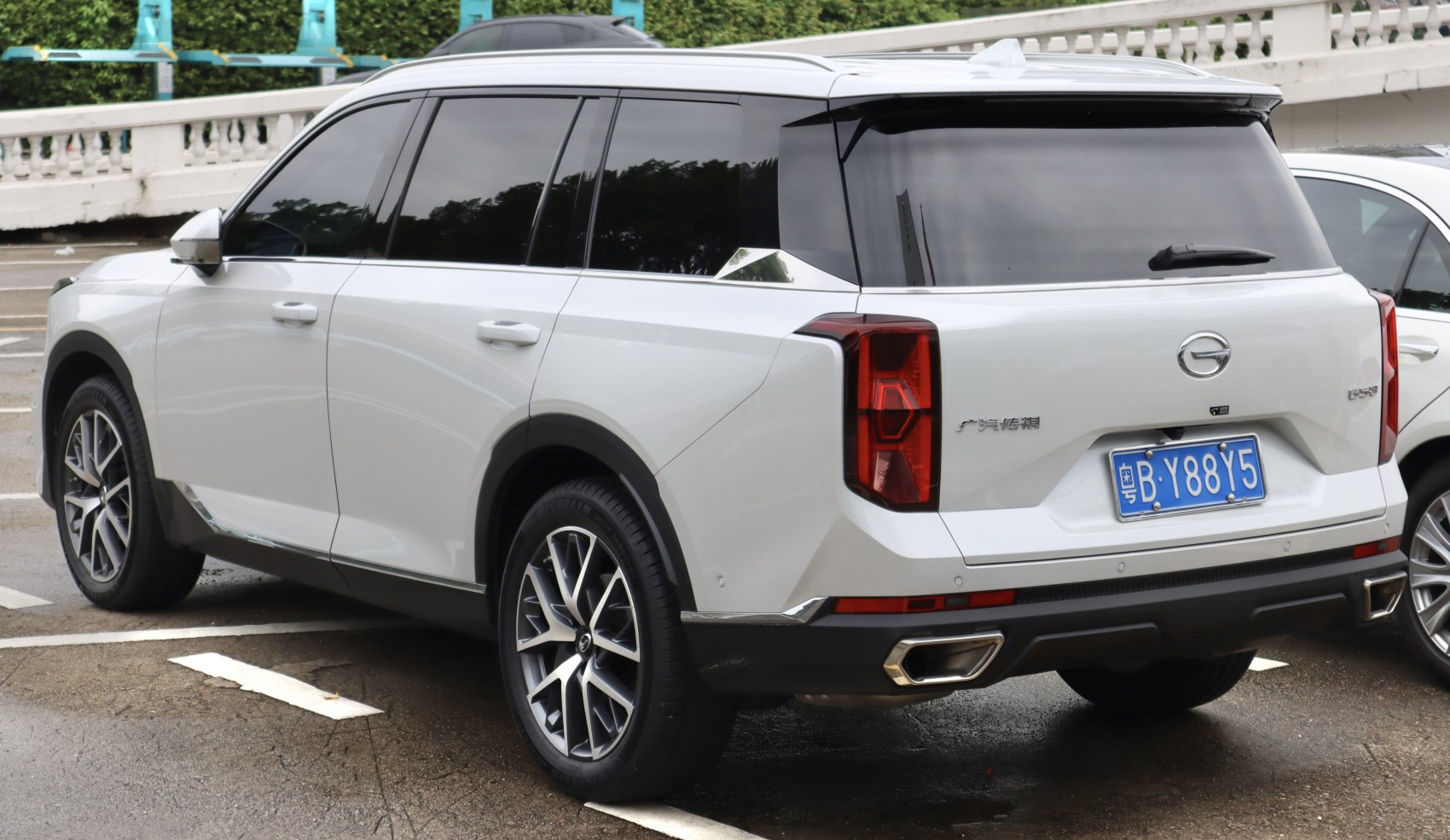 White SUV rear side with LED taillights and alloy wheels