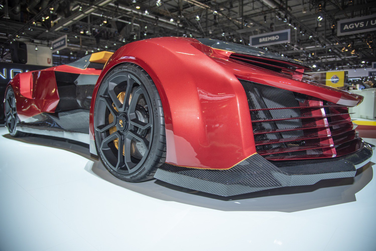 Front wheel and aerodynamic front fascia with carbon fiber splitter