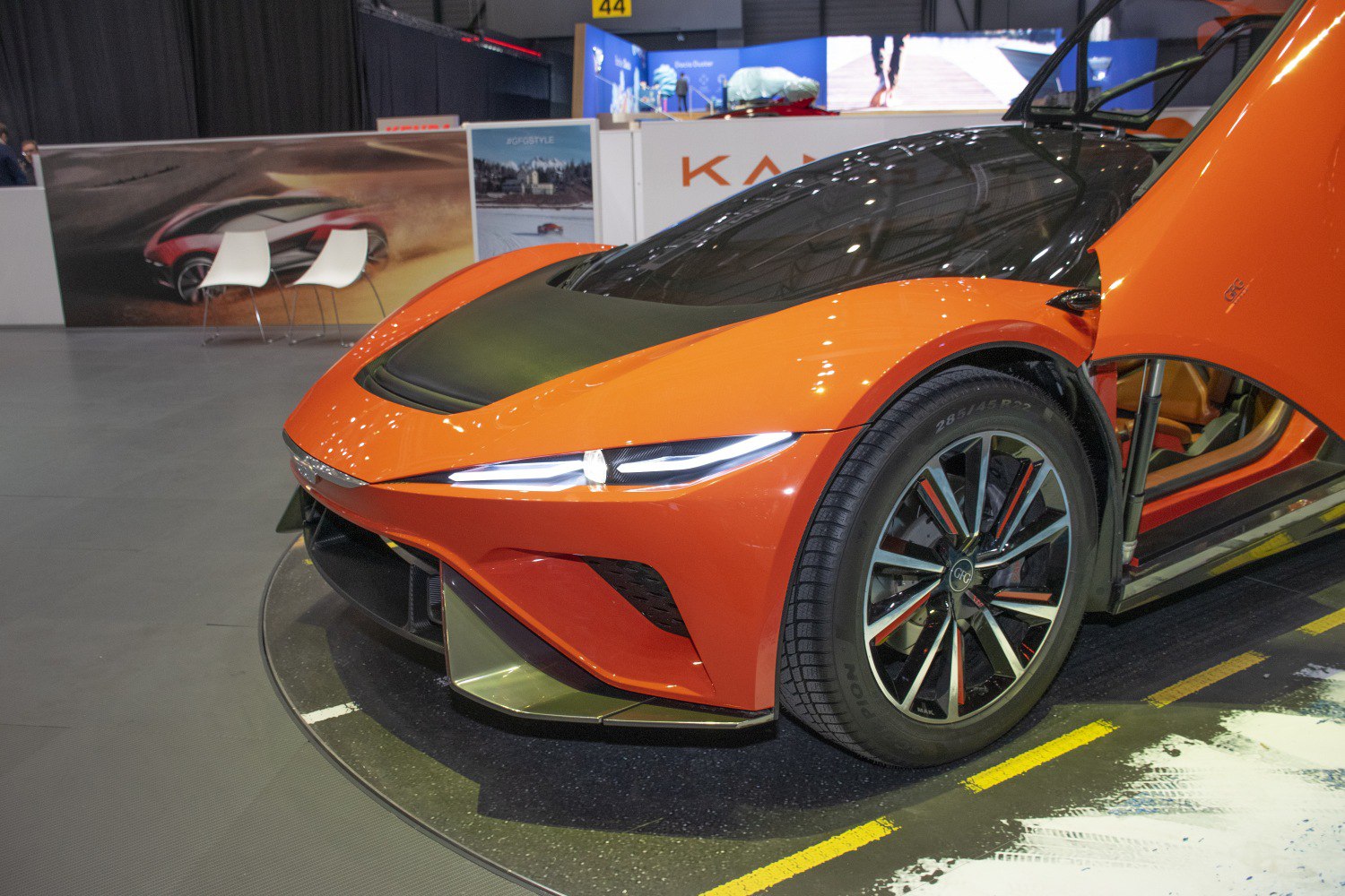 Front end with sleek headlights and butterfly door