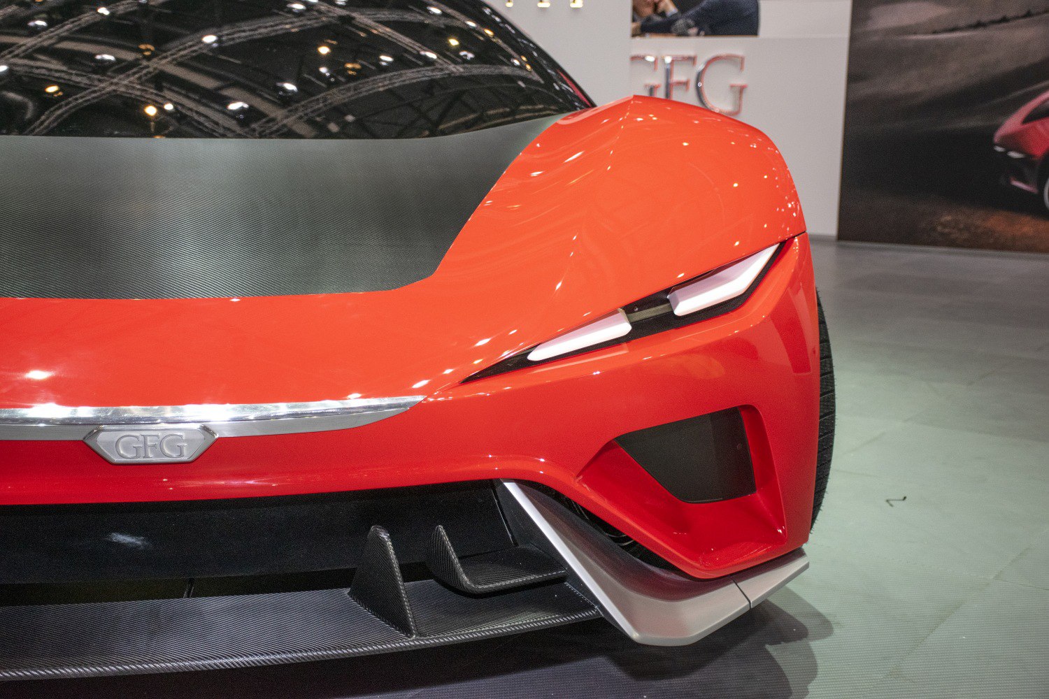 Sharp headlights and aerodynamic front design with carbon fiber hood