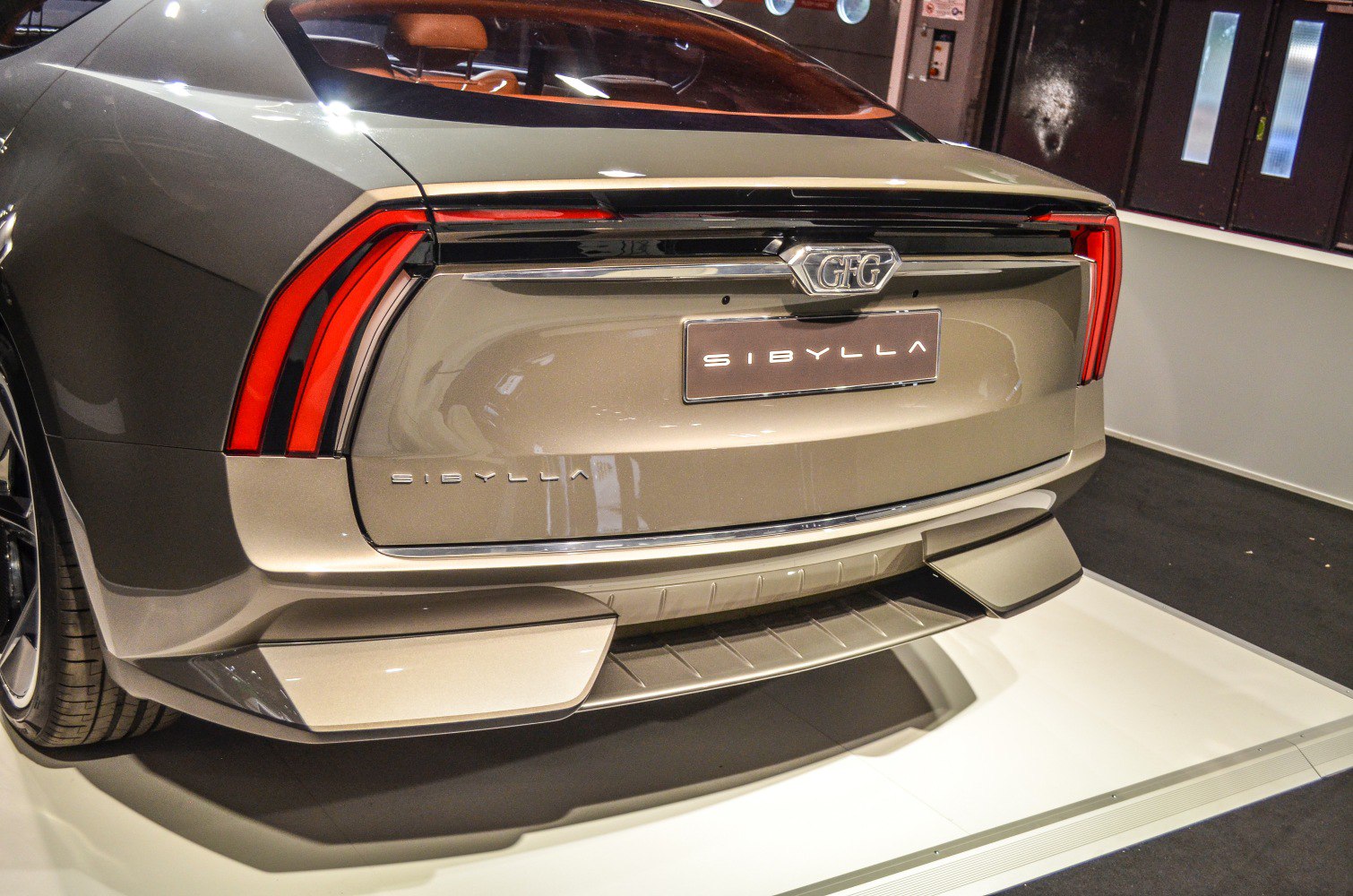 Rear design with vertical LED taillights and aerodynamic elements