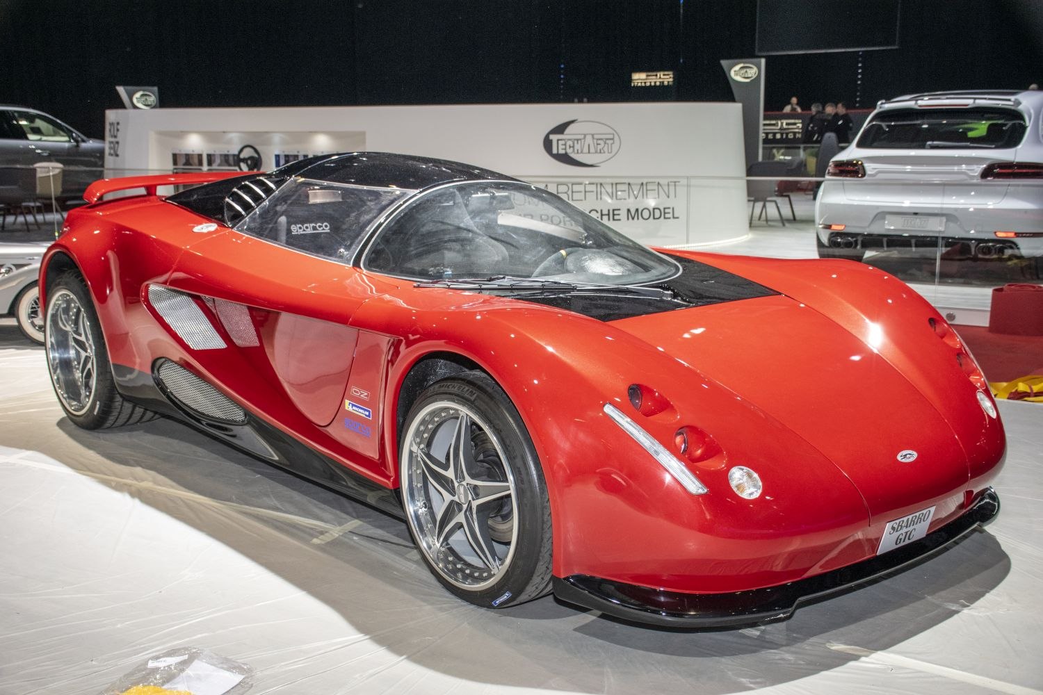 Aerodynamic curved body and custom multi-spoke alloy wheels