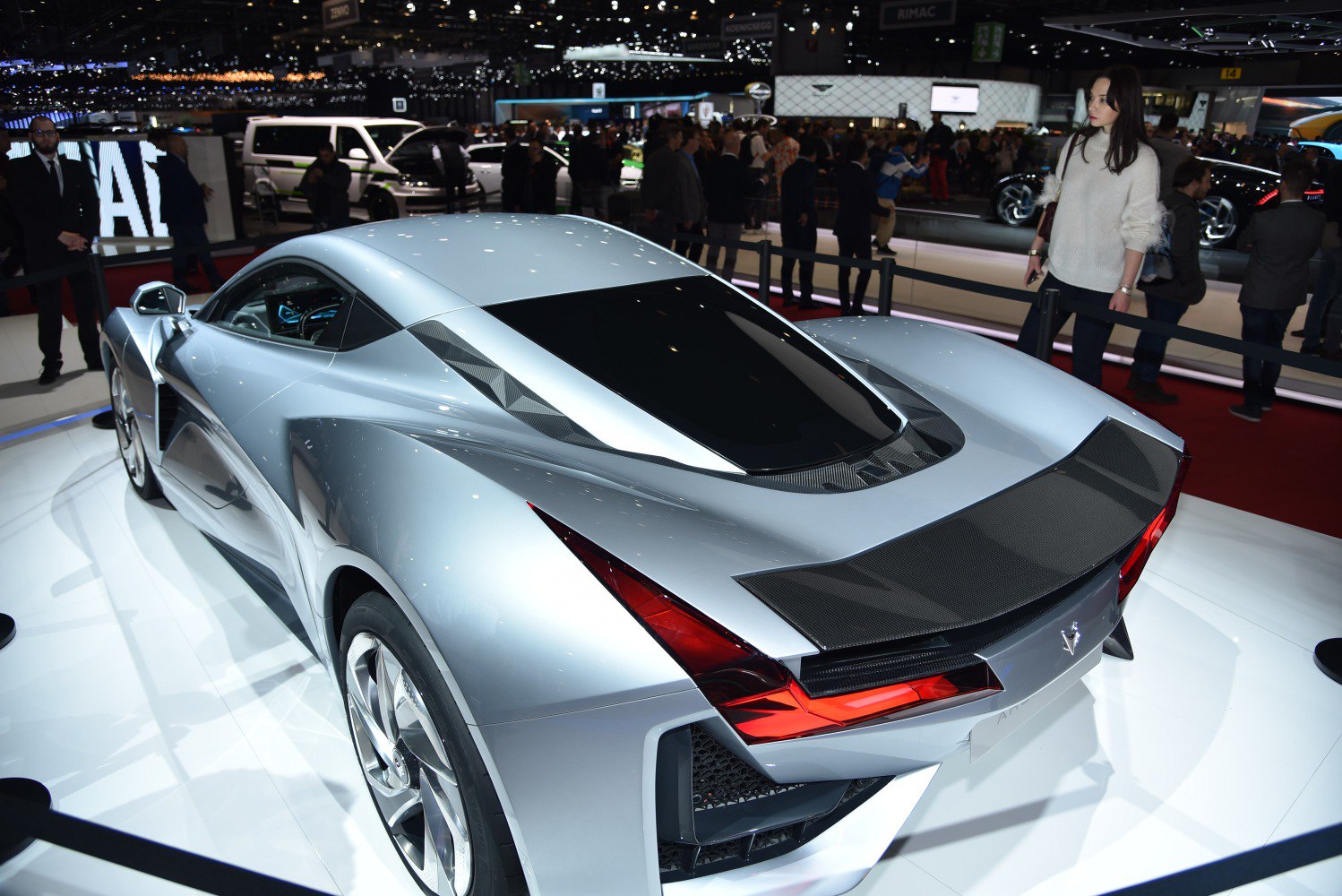 Aerodynamic rear with angular red taillights and carbon fiber details