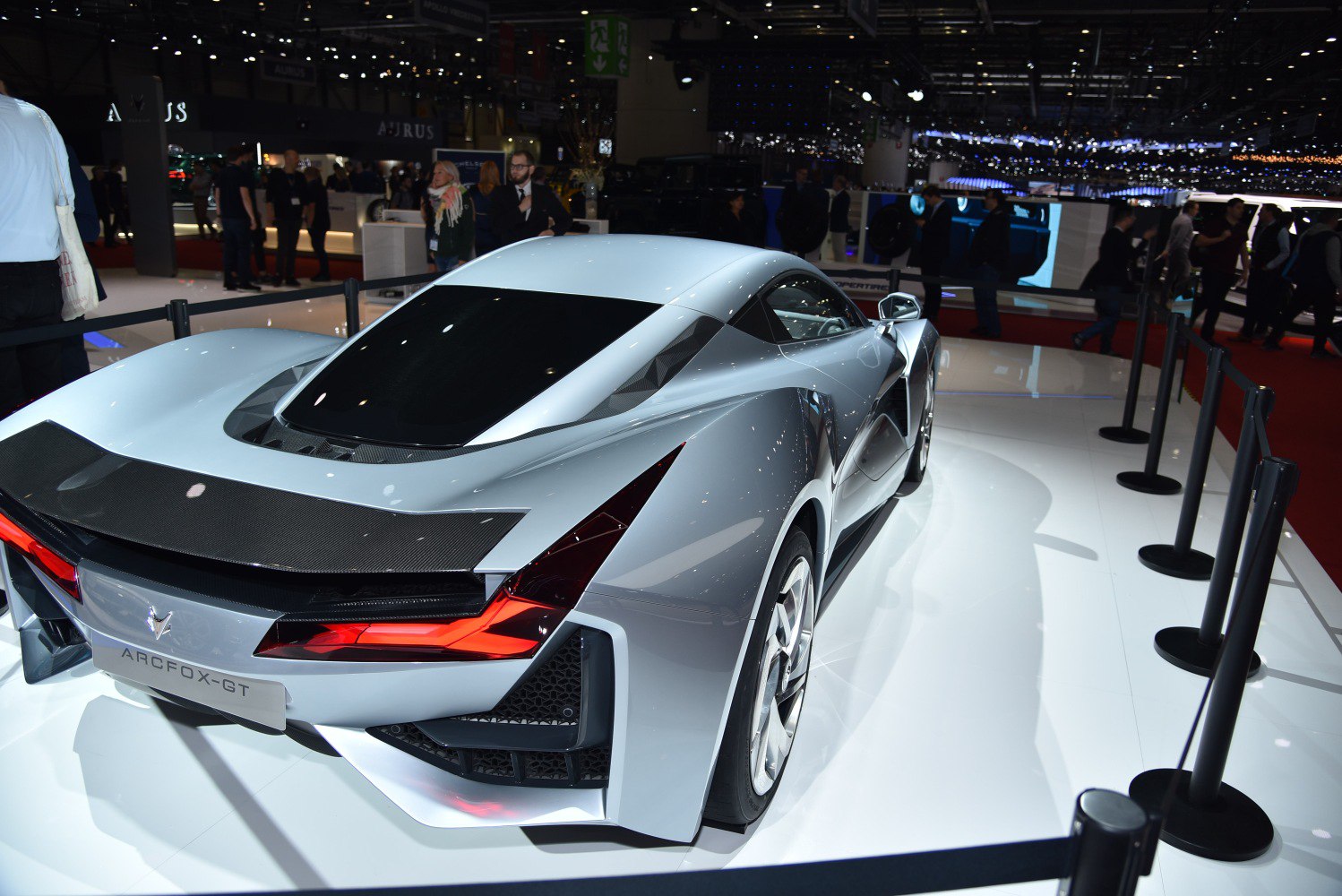 Aerodynamic rear design with sharp taillights and carbon fiber spoiler