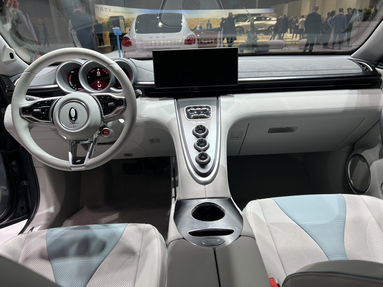 Steering wheel, digital instrument cluster, central touchscreen display