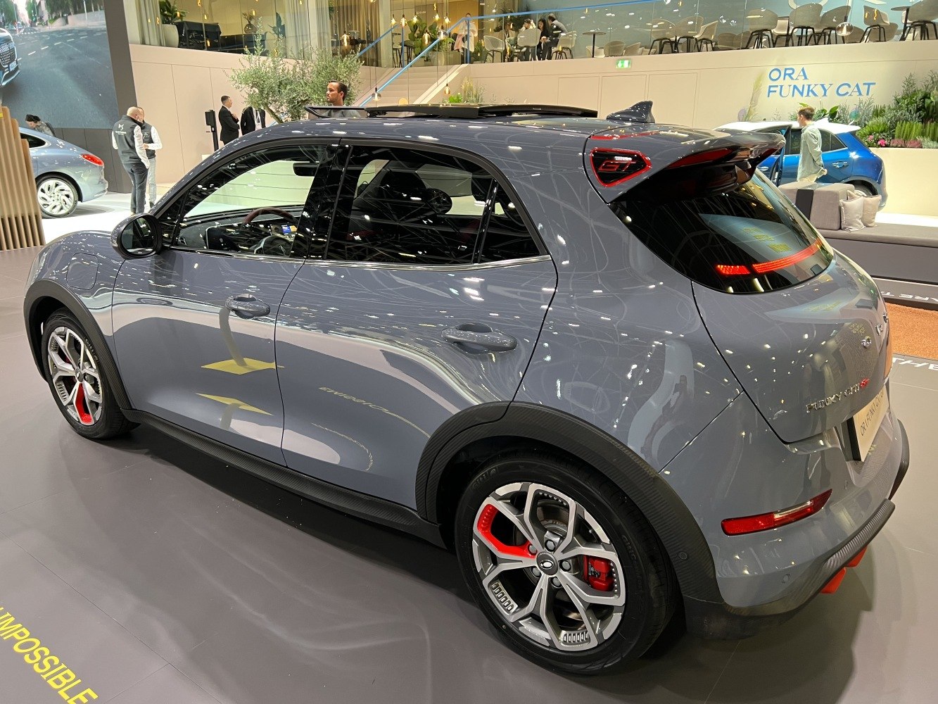 Rear side view with sporty alloy wheels and rear spoiler