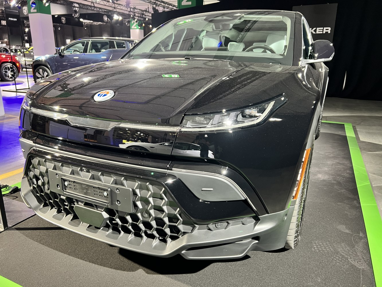Front grille with hexagonal pattern and sleek LED headlights