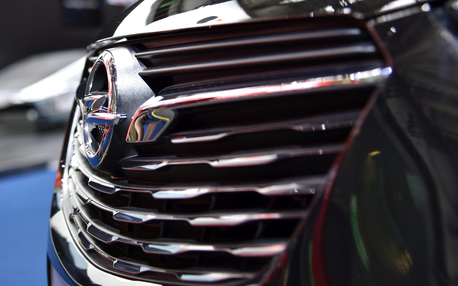 Chrome detailed front grille with badge
