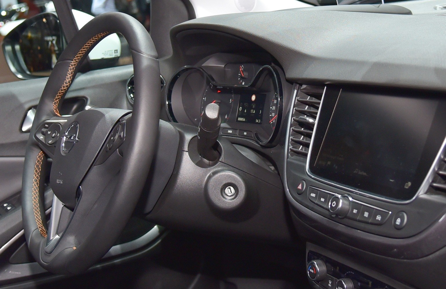 Steering wheel and digital dashboard with infotainment screen