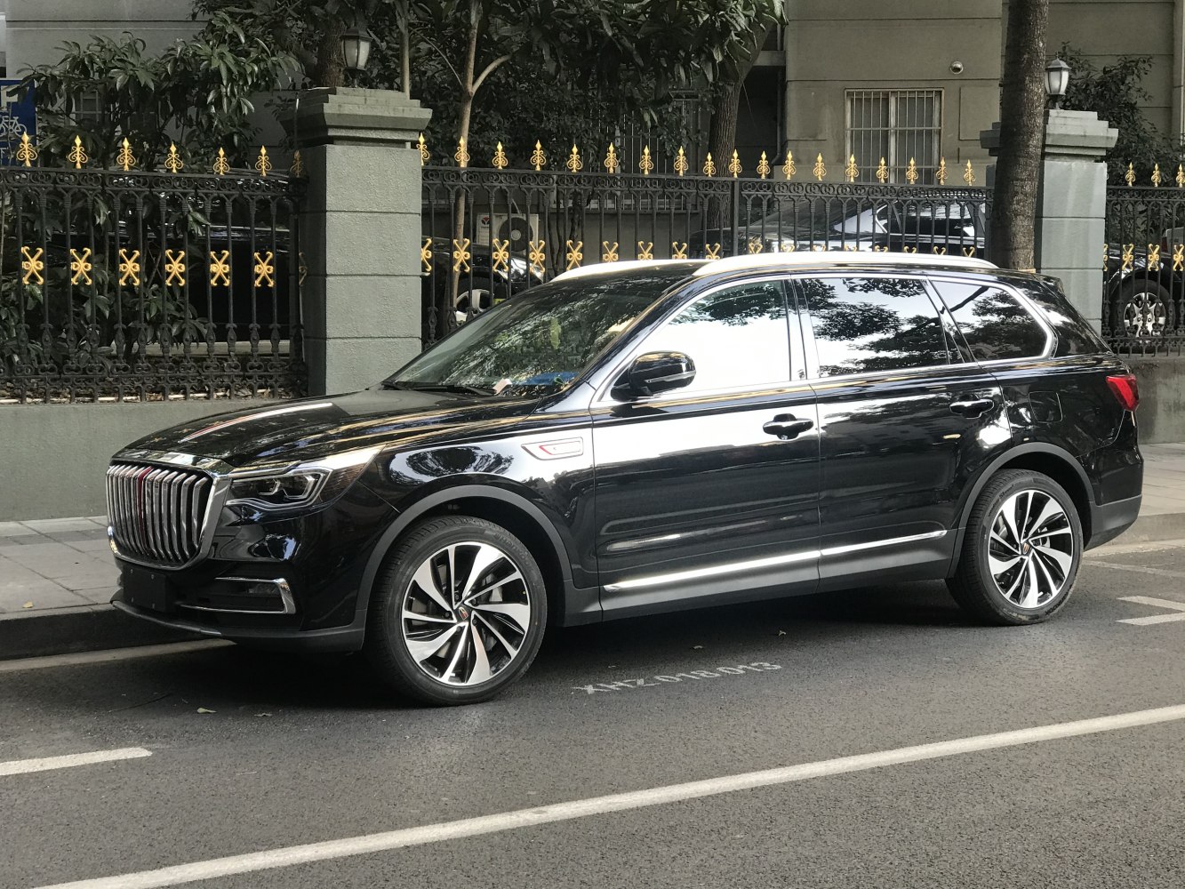 Side profile of luxury SUV with distinctive grille and alloy wheels