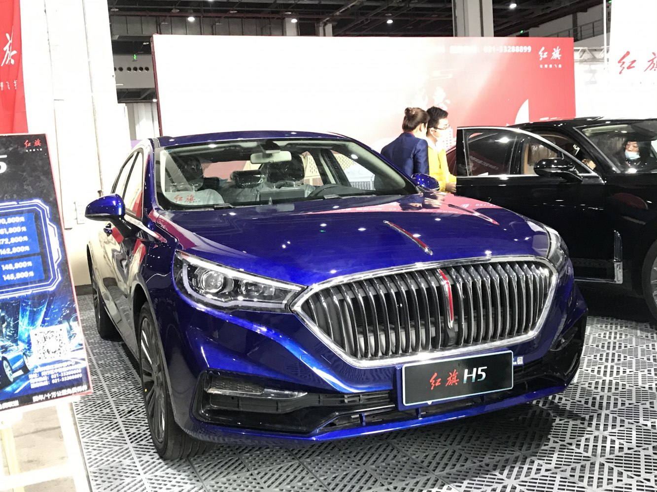 Bold vertical-slat grille and LED headlights in front view