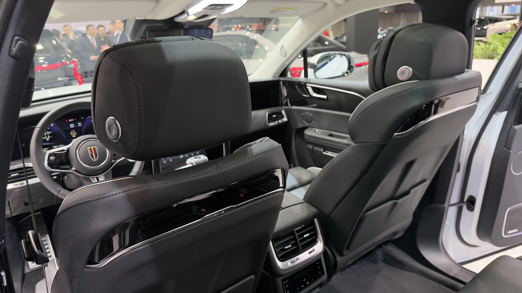 Luxury rear seats with advanced comfort and digital dashboard