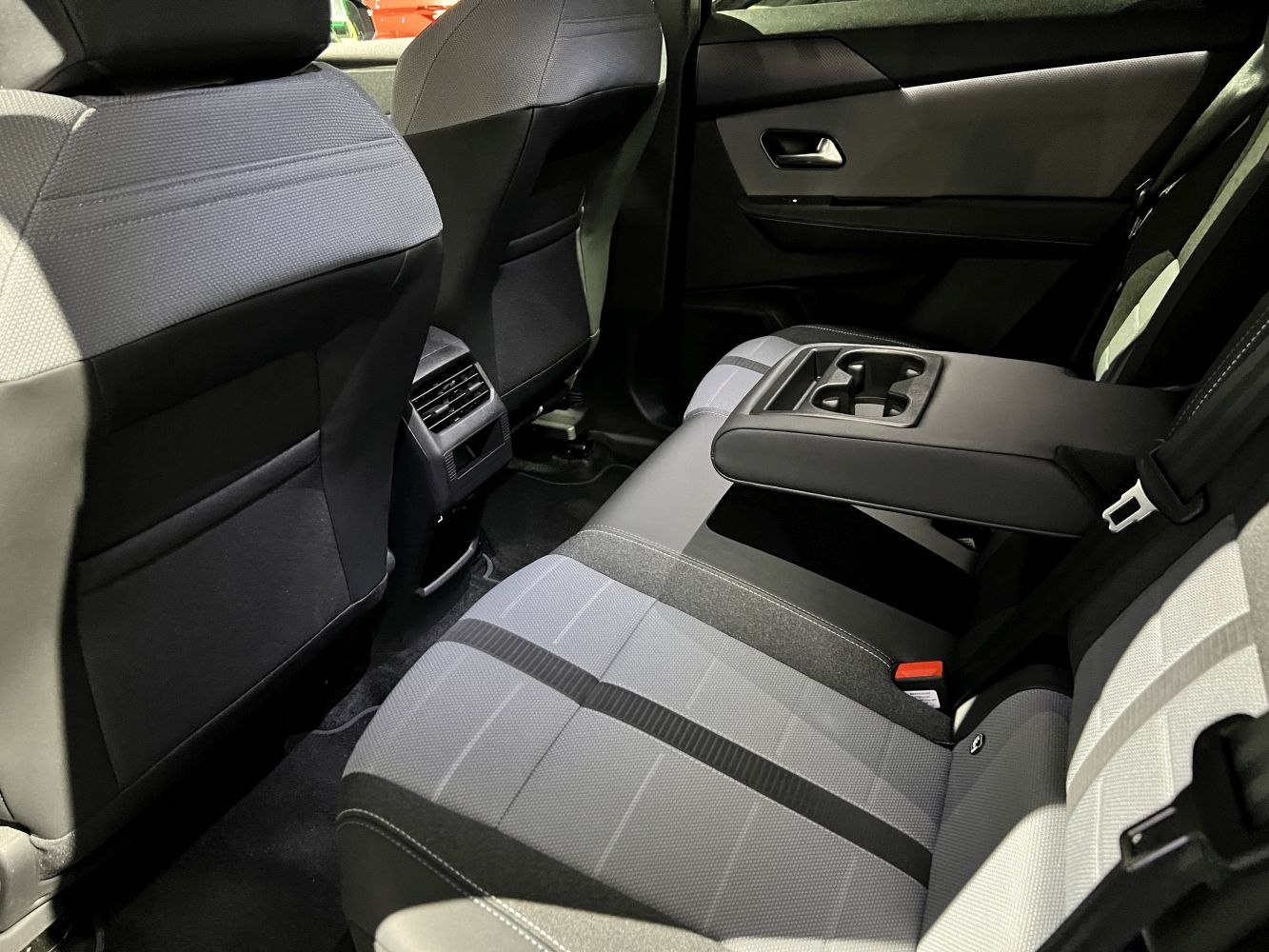 Rear seat with foldable armrest and integrated cup holders