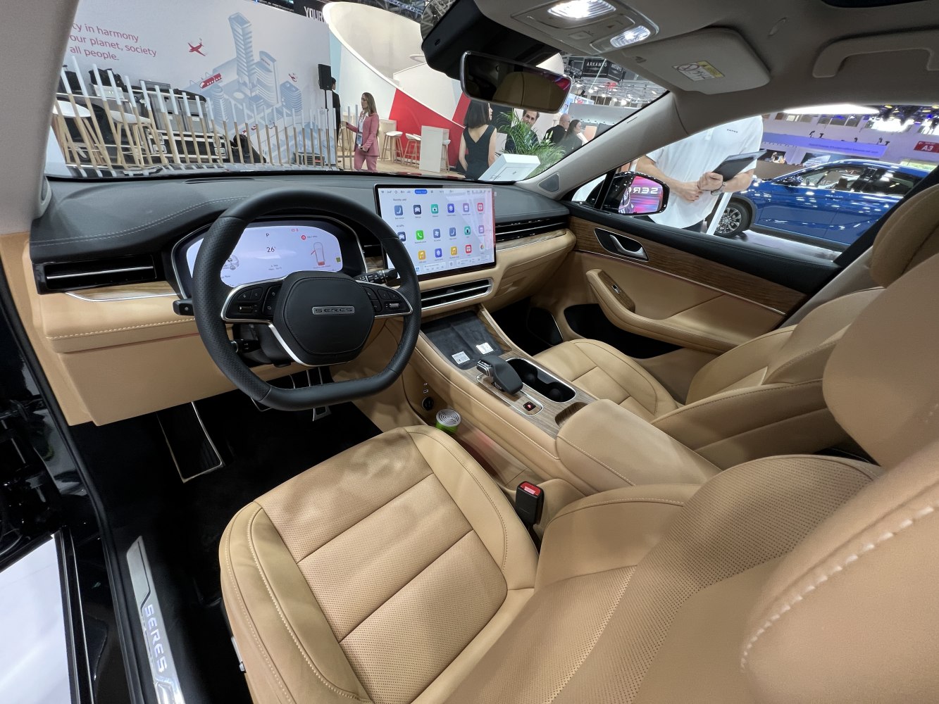 Digital cockpit and large touchscreen in beige leather interior