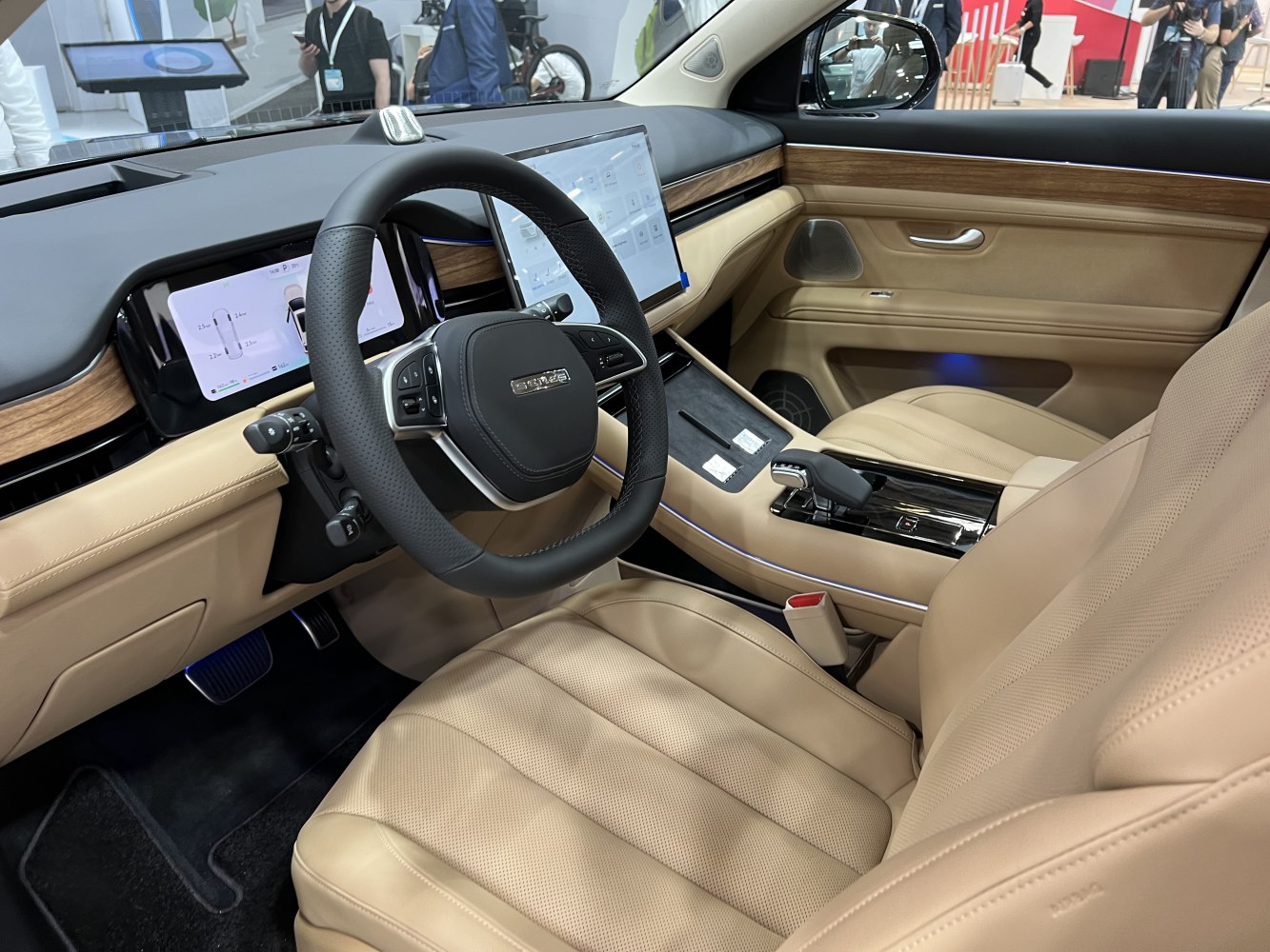 Digital instrument cluster, touchscreen, beige leather interior