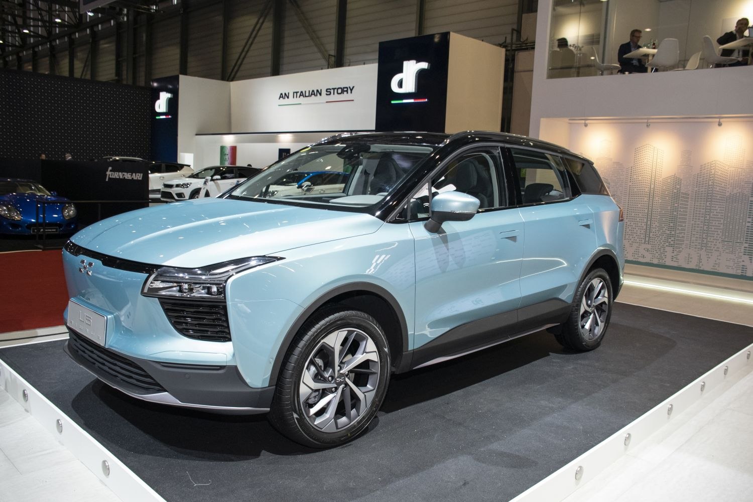 Compact SUV with LED headlights and two-tone paint