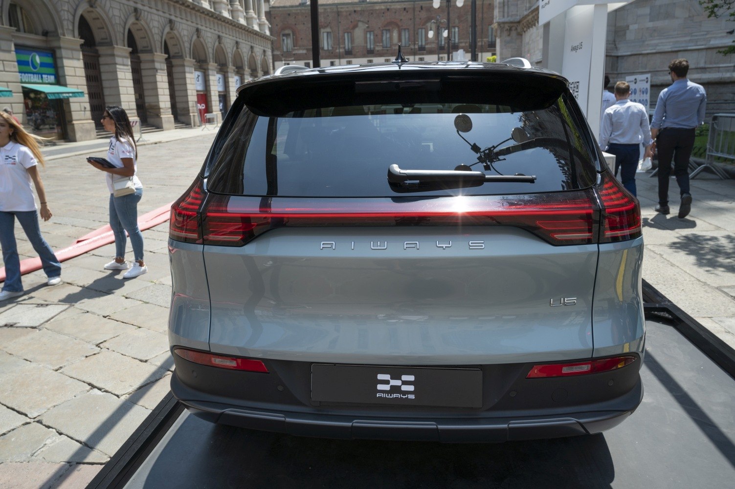 Rear view with LED taillights and rear windshield wiper