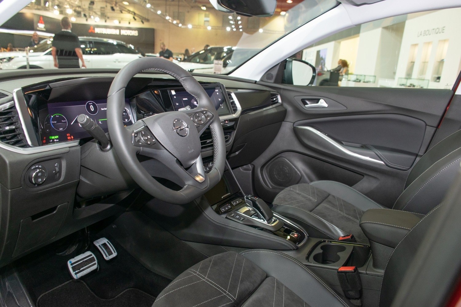 Digital dashboard and multifunction steering wheel with premium seating