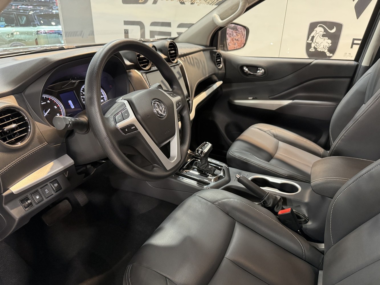 Steering wheel, dashboard, leather seats, automatic gear lever, interior design