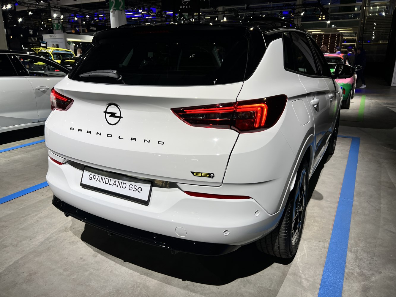 White SUV rear with distinct taillights and GSe badge