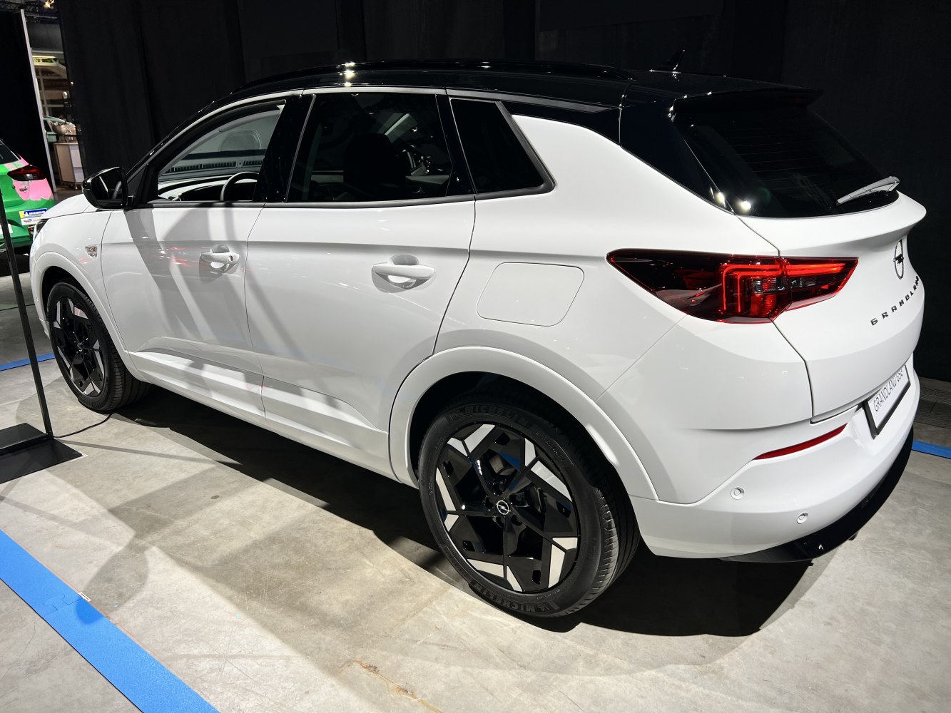 Rear side with two-tone roof and stylish tail lights