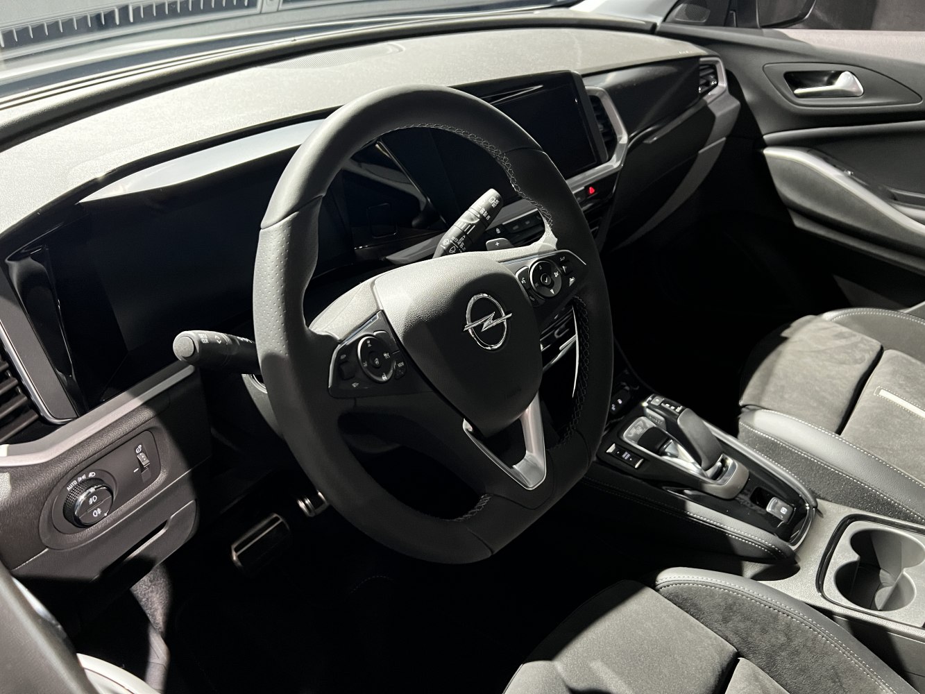 Steering wheel, digital instrument cluster, and center console with gear shift