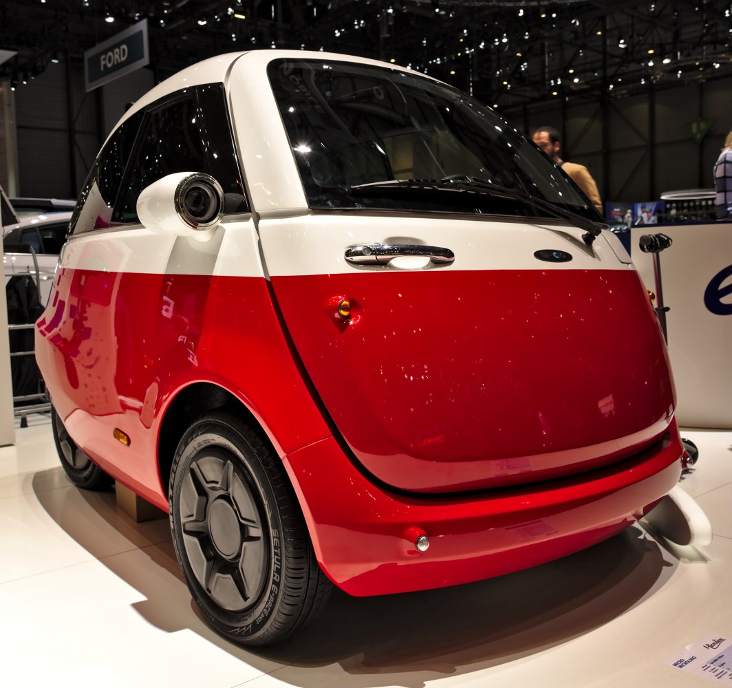 Compact electric vehicle with front-opening door and rounded retro-modern design