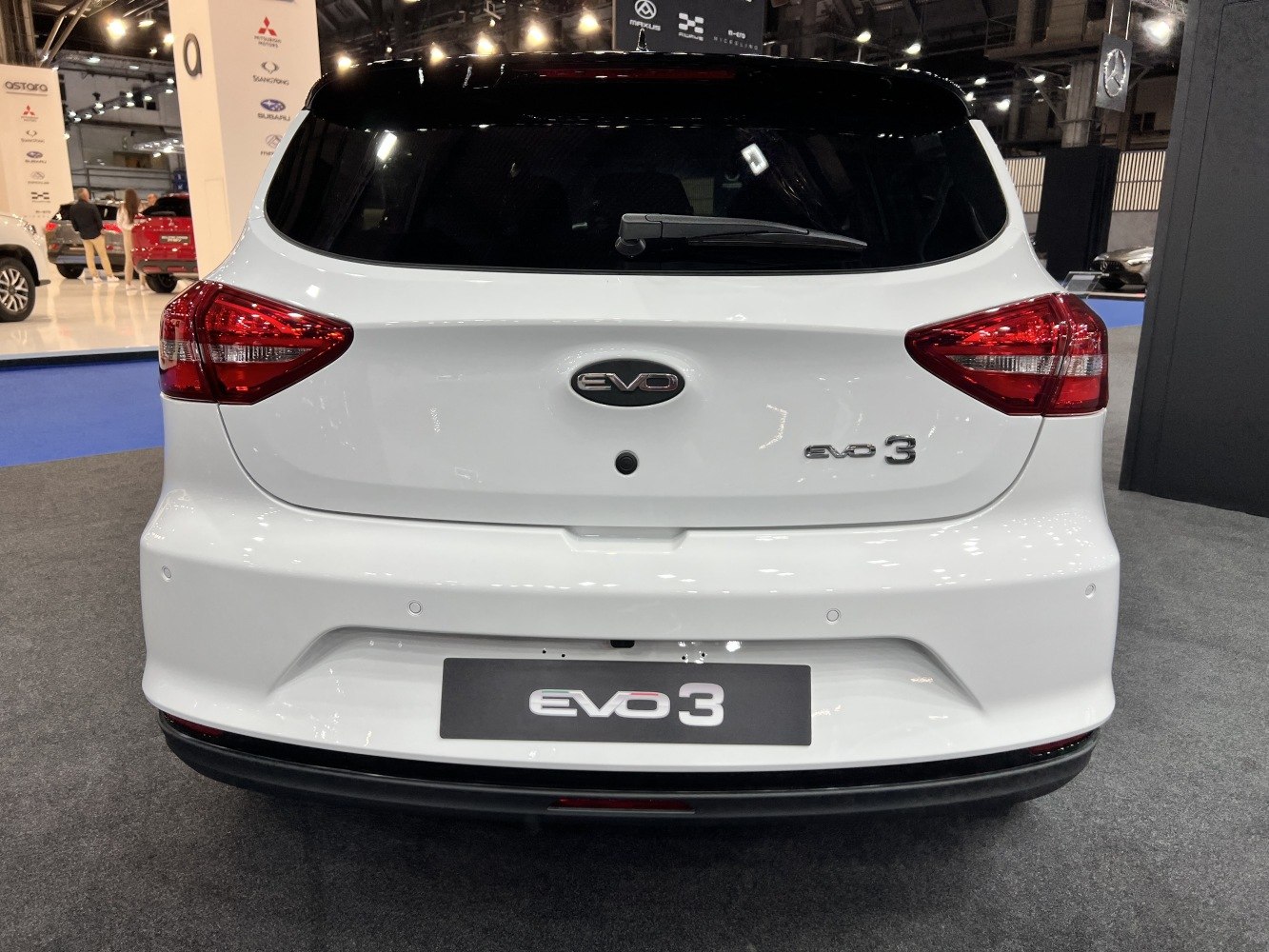 Rear design with tail lights and rear window wiper