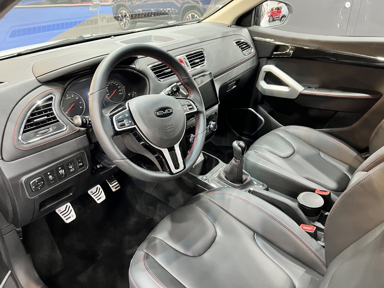 Manual transmission cockpit with sporty steering wheel and leather seats