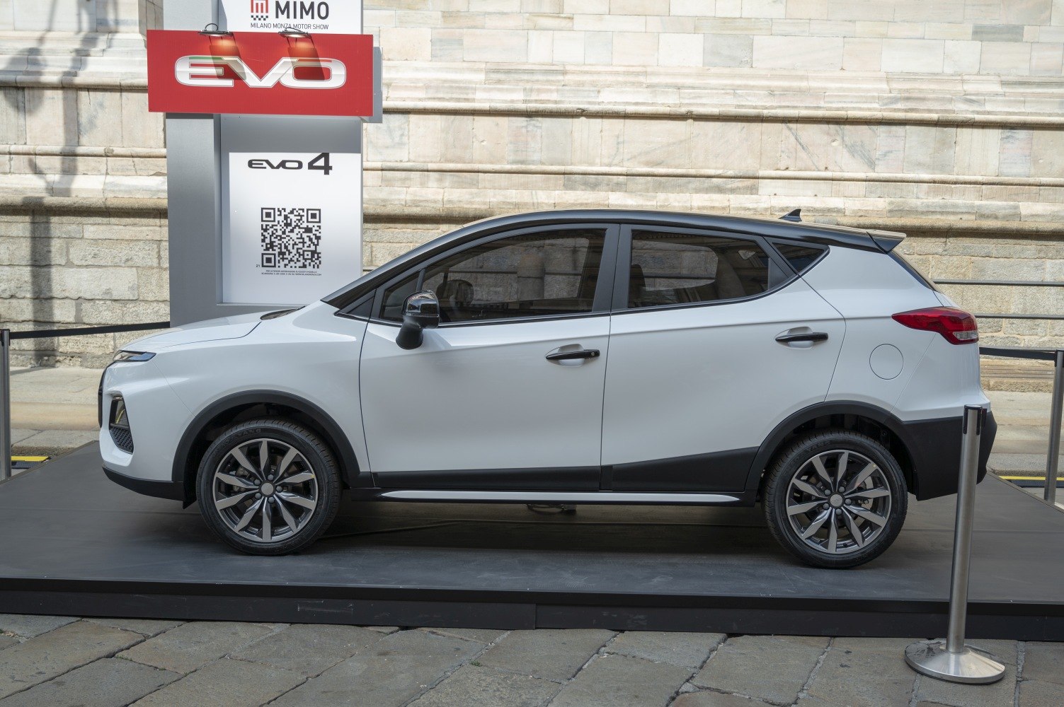 Side profile with two-tone design and alloy wheels