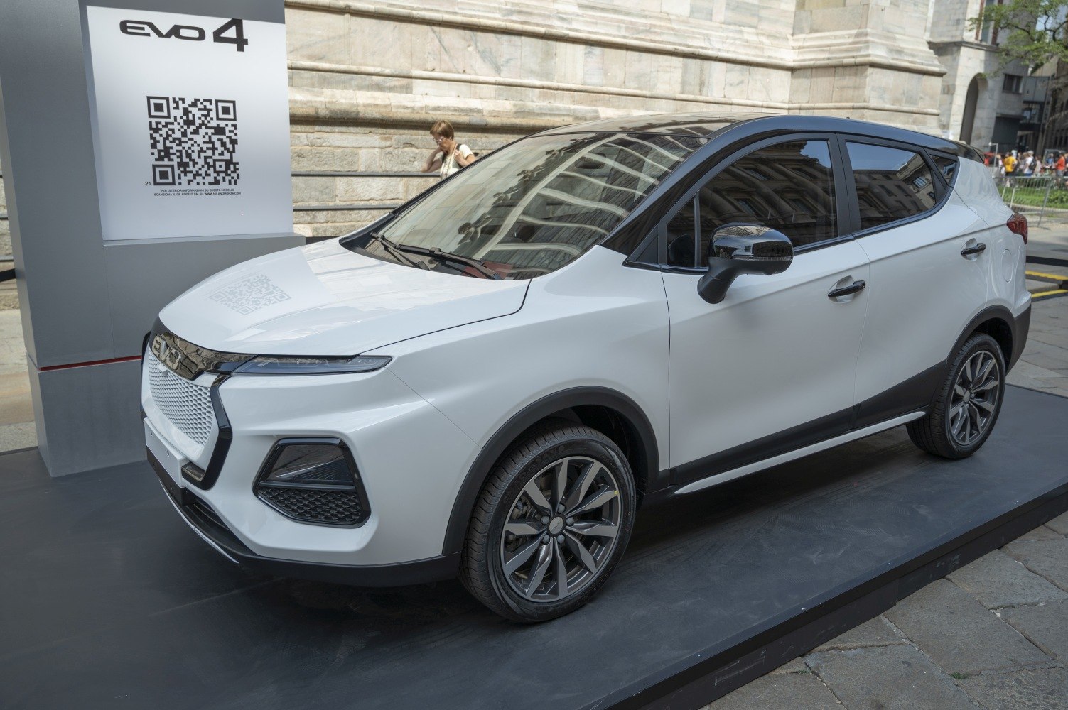 White facelift 2022 electric SUV front and side view with black roof and alloy wheels